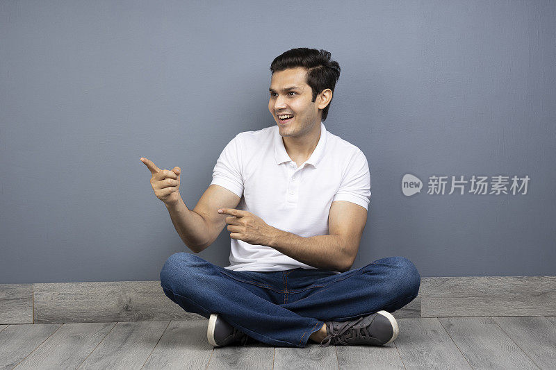 男人盘腿坐在地板上的stock photo